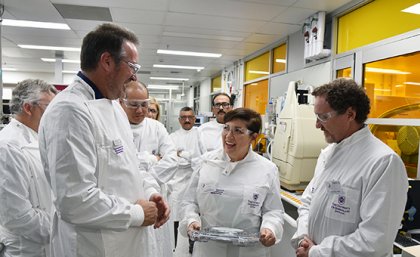 Leeanne Enoch with ANFF-Q facility manager Anthony Christian (left) and AIBN Deputy Director and ANFF-Q Director Professor Justin Cooper-White (right)